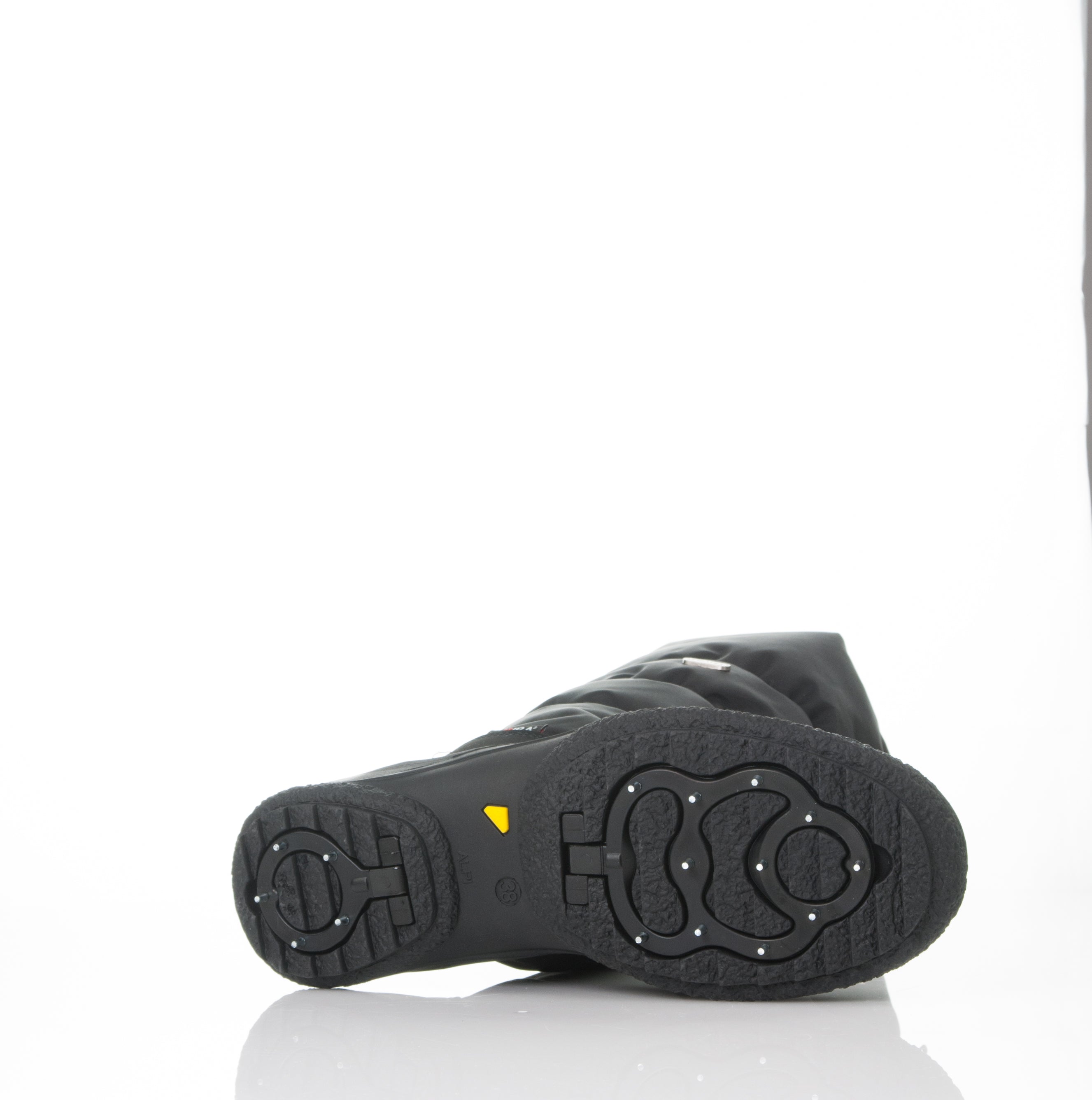 Attiba Cortina Women’s Après Boot sole with retractable traction spikes fully retracted